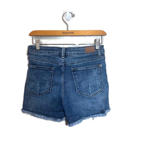 Judy Blue Daisy Patch Medium Wash Distressed Shorts Size Small - Picture 3 of 8